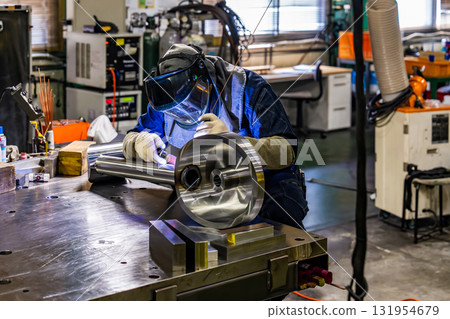 Worker welding in a factory 131954679