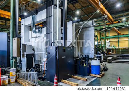 Inside the factory where machine tools are lined up 131954681