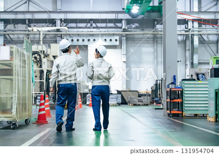 一群工人在工廠工作的後視圖 一群工人在工廠工作的後視圖 131954704