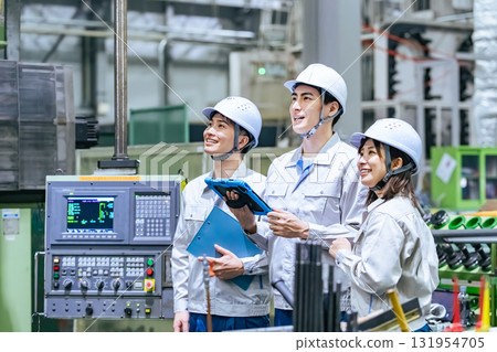 一群工人在工廠工作 一群工人在工廠工作 131954705