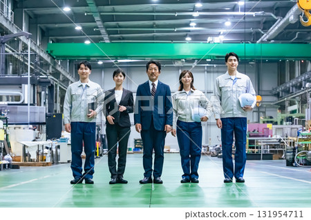一群工人站在工廠裡 一群工人站在工廠裡 131954711