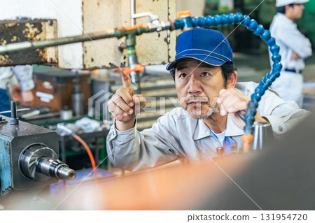 一名男工人在工廠操作機器 131954720