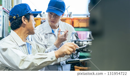 一群男工人在工廠操作機器 131954722