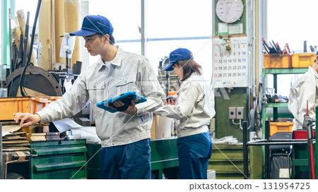 一群工人拿著平板電腦在工廠工作 131954725