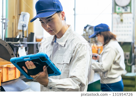 一群工人拿著平板電腦在工廠工作 131954726