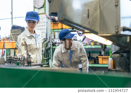 一群工人在工廠操作工具機 一群工人在工廠操作工具機 131954727