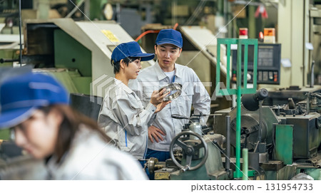 工廠操作機器的工人組 131954733