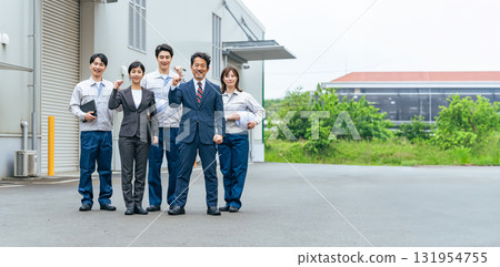 一群公司員工在一棟建築物前揮舞拳頭 一群公司員工在一棟建築物前揮舞拳頭 131954755