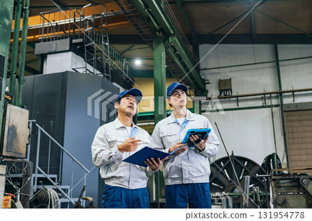 一群工人正在視察工廠 一群工人正在視察工廠 131954778