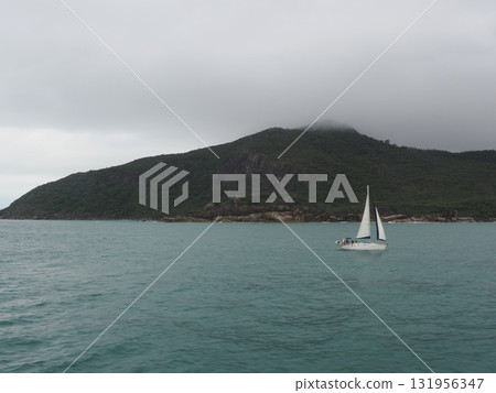 菲茨羅伊島－碧綠的海水中點綴著帆船的綠色島嶼 131956347