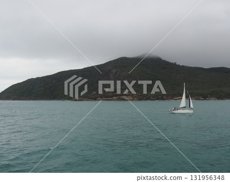 菲茨羅伊島——白色帆船融入雲天和島嶼陰影的瞬間 131956348