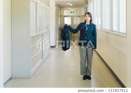 穿褲裝和裙子的高中女生 131957912