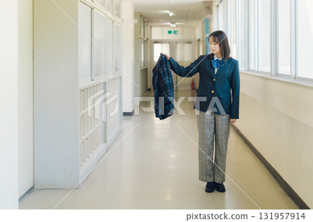 穿褲裝和裙子的高中女生 131957914