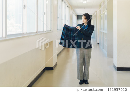穿褲裝和裙子的高中女生 131957920