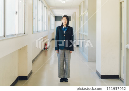 褲子風格的高中女孩 131957932