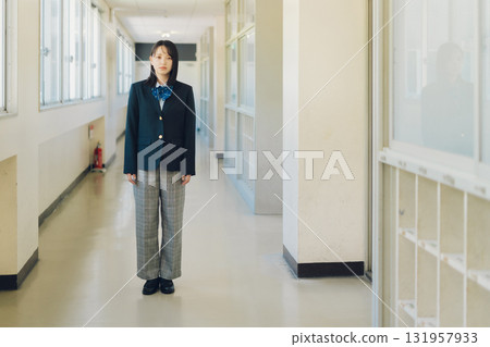 褲子風格的高中女孩 131957933