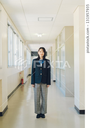 褲子風格的高中女孩 131957935