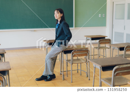 褲子風格的高中女孩 131958250