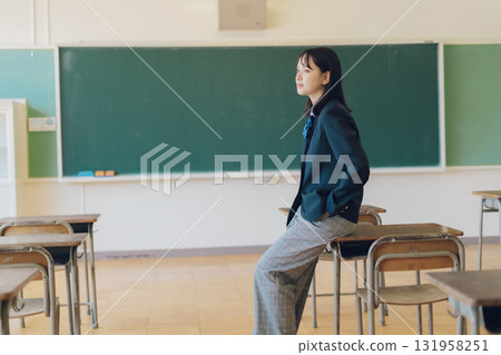 褲子風格的高中女孩 131958251