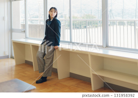 褲子風格的高中女孩 131958392