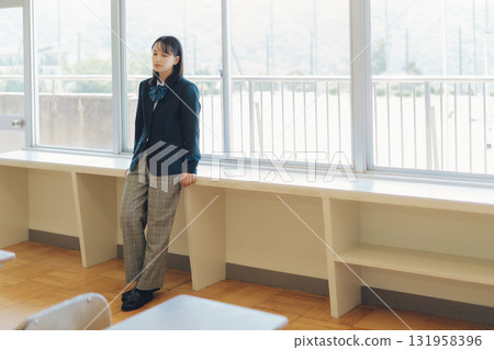 褲子風格的高中女孩 131958396