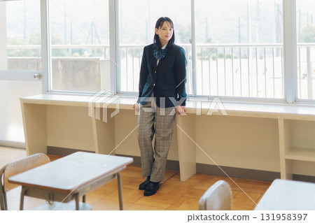 褲子風格的高中女孩 131958397