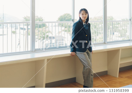 褲子風格的高中女孩 131958399