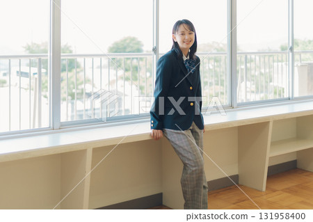褲子風格的高中女孩 131958400