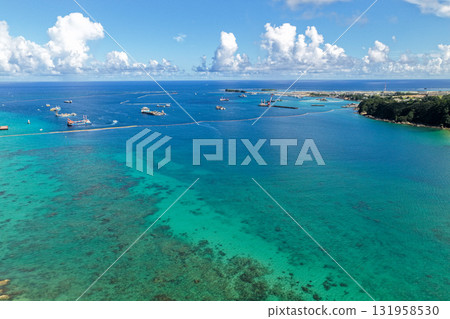 沖繩縣大浦灣的鳥瞰圖，遠處是邊野古垃圾掩埋場 131958530