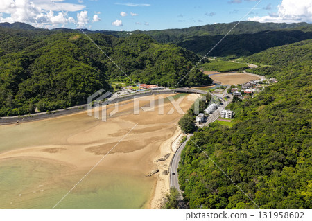 沖繩縣名護市阿部附近的大浦灣美麗的空中景觀 131958602