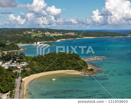 沖繩縣名護市阿部附近的大浦灣美麗的空中景觀 131958603