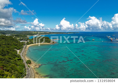 沖繩縣名護市阿部附近的大浦灣美麗的空中景觀 131958604