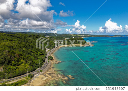 沖繩縣名護市阿部附近的大浦灣美麗的空中景觀 沖繩縣名護市阿部附近的大浦灣美麗的空中景觀 131958607