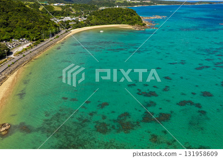 沖繩縣名護市阿部附近的大浦灣美麗的空中景觀 沖繩縣名護市阿部附近的大浦灣美麗的空中景觀 131958609