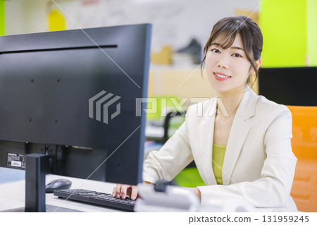 Business woman working in the office Business woman working in the office 131959245