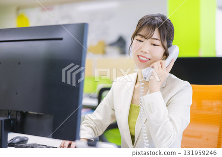接到電話的婦女在辦公室 接到電話的婦女在辦公室 131959246