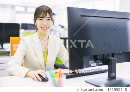 Business woman working in the office 131959248