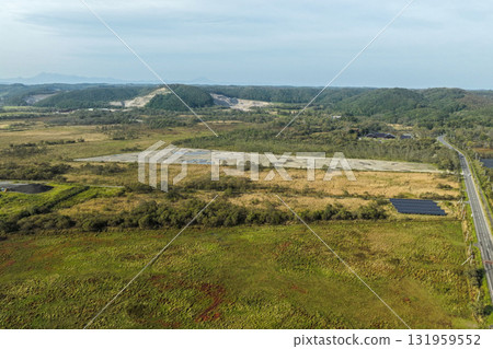 北海道釧路濕地週邊正在進行的開發區域和自然環境的鳥瞰圖。 北海道釧路濕地週邊正在進行的開發區域和自然環境的鳥瞰圖。 131959552