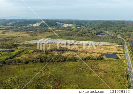 北海道釧路濕地週邊正在進行的開發區域和自然環境的鳥瞰圖。 北海道釧路濕地週邊正在進行的開發區域和自然環境的鳥瞰圖。 131959553