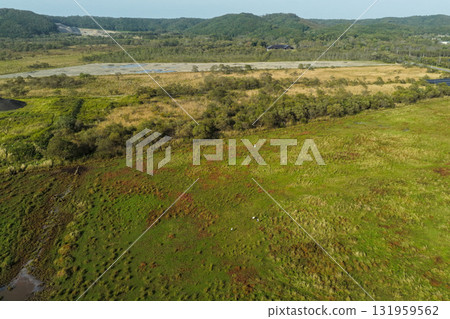 北海道釧路濕地週邊正在進行的開發區域和自然環境的鳥瞰圖。 北海道釧路濕地週邊正在進行的開發區域和自然環境的鳥瞰圖。 131959562