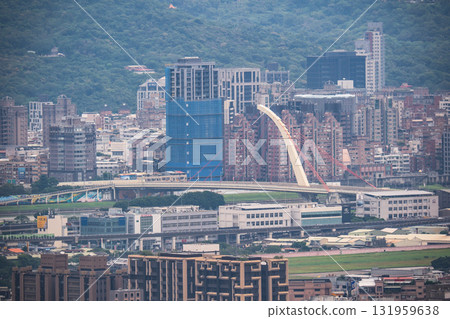 Big straight bridge 131959638