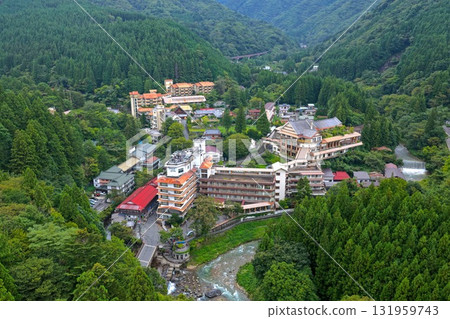 群馬縣中之條四萬溫泉鎮寧靜的溫泉度假勝地的鳥瞰圖 131959743