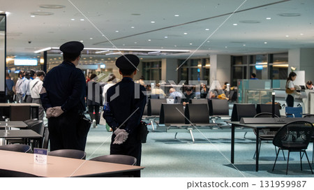 因航班延誤或取消而在機場過夜的人們 131959987