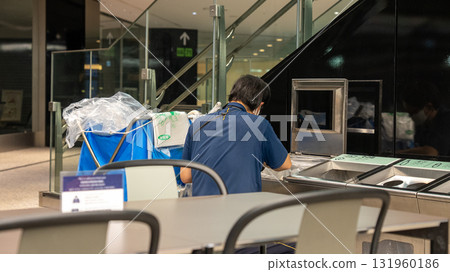 機場清潔工更換機場垃圾 131960186