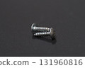 兩顆螺絲 131960816
