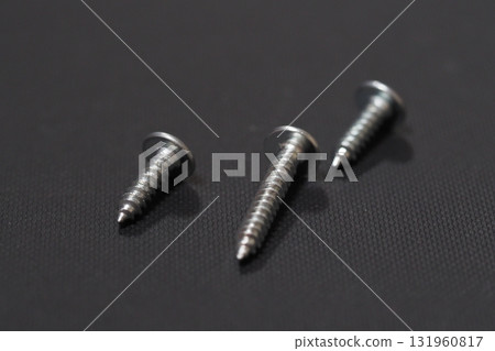 排列整齊的螺絲 排列整齊的螺絲 131960817