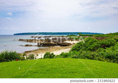 擁有海上球洞的度假高爾夫球場，清爽的藍天、蔚藍的大海和熱帶島嶼生機勃勃的草地在此交相輝映（沖繩縣宮古島市） 131960822