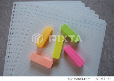 Loose-leaf paper and sticky notes 131961058