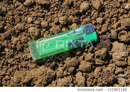 掉在地上的打火機 131961180