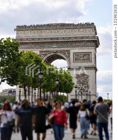 Arc de Triomphe with blurred crowd and trees in Paris, France 131961638